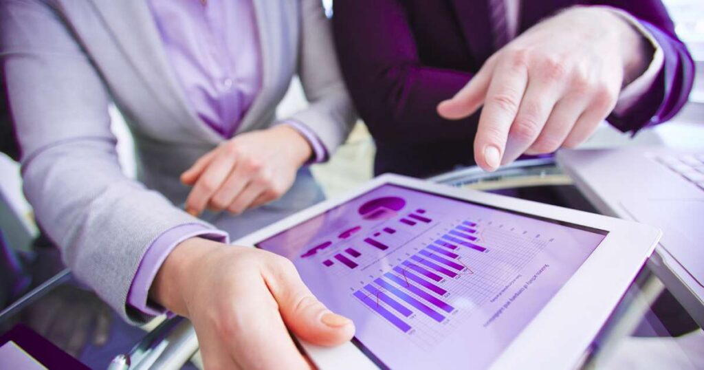 Consultor de SEO analisando presença local de empresa no Google