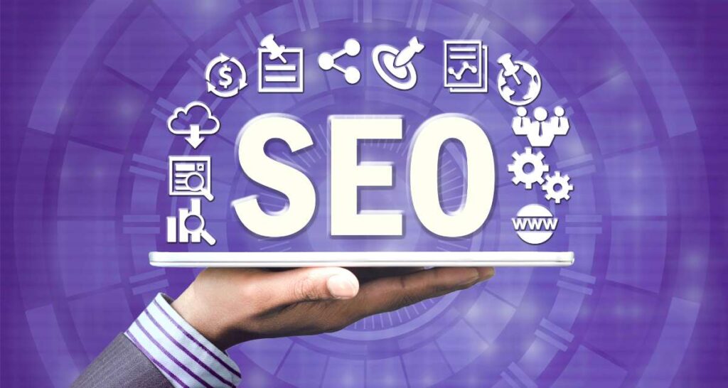 Estrategista de SEO analisando dados de crescimento orgânico em um notebook com gráficos coloridos na tela, representando a importância do SEO para negócios locais.