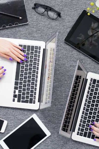 Consultor de SEO local analisando site no escritório da KAMD