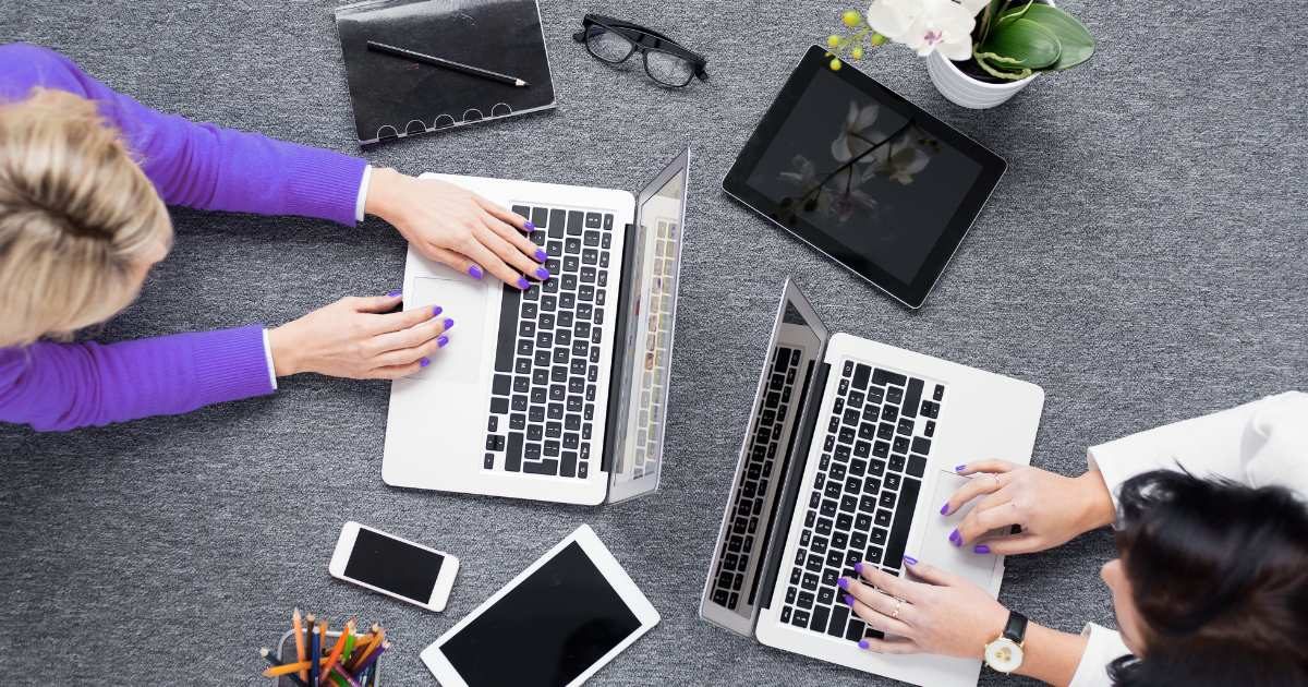 Consultor de SEO local analisando site no escritório da KAMD